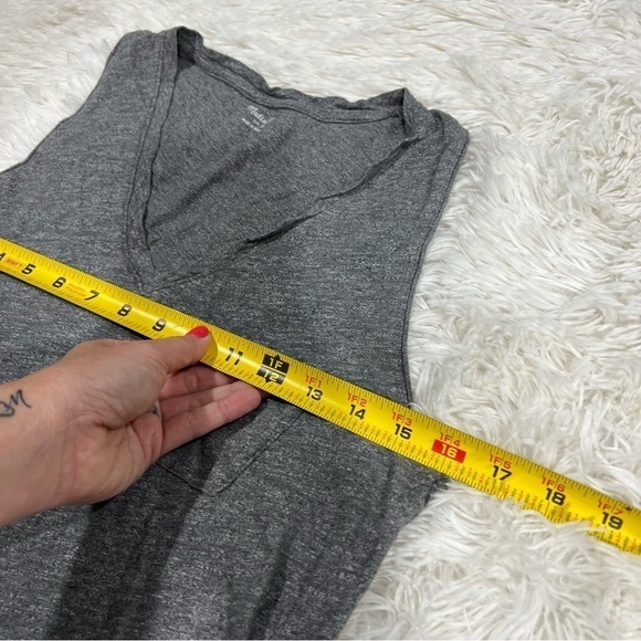 Madewell Gray V-Neck Whisper Cotton Pocket Front Tank Top small - Picture 4 of 10
